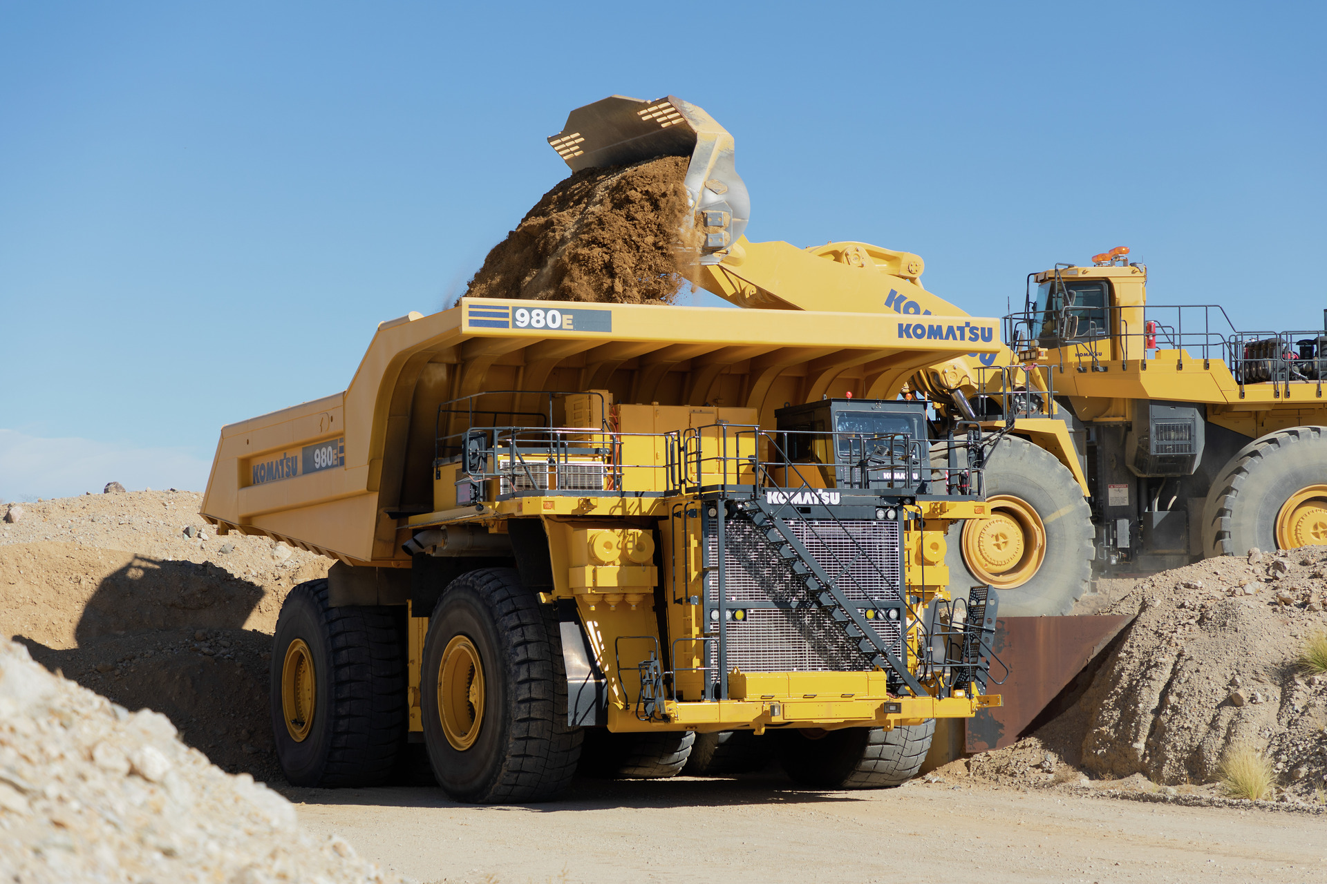 Komatsu's new WA475-10 wheel loader increases fuel